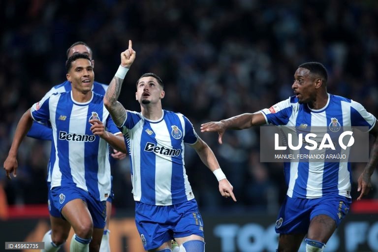 O líder FC Porto venceu hoje na receção ao Sporting de Braga, por 2-1, na 10.ª jornada da I Liga portuguesa de futebol, e manteve a vantagem na frente para os rivais.