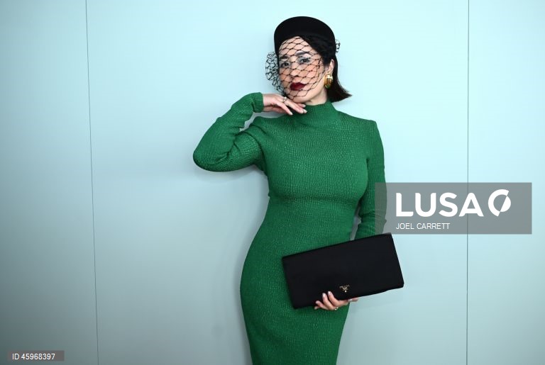 Espectadores posam para a foto antes da corrida de cavalos puro-sangue da Taça de Melbourne de 2025 no Hipódromo de Flemington, em Melbourne, Austrália.