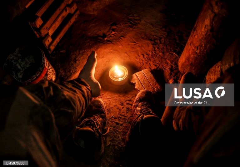 Militares da 24ª Brigada Mecanizada, batizada em homenagem ao rei Danylo, nas posições da linha de frente perto de Chasiv Yar, na Ucrânia. As tropas russas entraram no território ucraniano em 24 de fevereiro de 2022, dando início a um conflito que provocou destruição e uma crise humanitária.