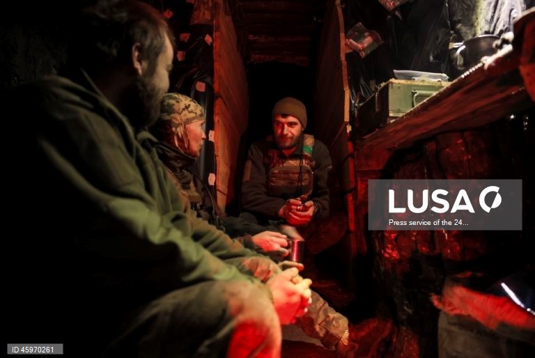 Militares da 24ª Brigada Mecanizada, batizada em homenagem ao rei Danylo, nas posições da linha de frente perto de Chasiv Yar, na Ucrânia. As tropas russas entraram no território ucraniano em 24 de fevereiro de 2022, dando início a um conflito que provocou destruição e uma crise humanitária.