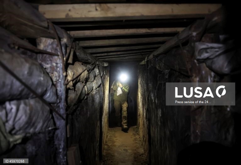 Militares da 24ª Brigada Mecanizada, batizada em homenagem ao rei Danylo, nas posições da linha de frente perto de Chasiv Yar, na Ucrânia. As tropas russas entraram no território ucraniano em 24 de fevereiro de 2022, dando início a um conflito que provocou destruição e uma crise humanitária.