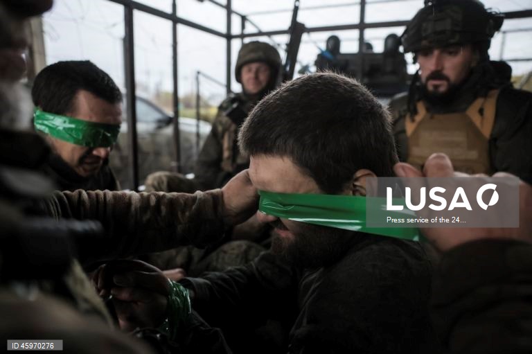 Militares da 24ª Brigada Mecanizada, batizada em homenagem ao rei Danylo, nas posições da linha de frente perto de Chasiv Yar, na Ucrânia. As tropas russas entraram no território ucraniano em 24 de fevereiro de 2022, dando início a um conflito que provocou destruição e uma crise humanitária.