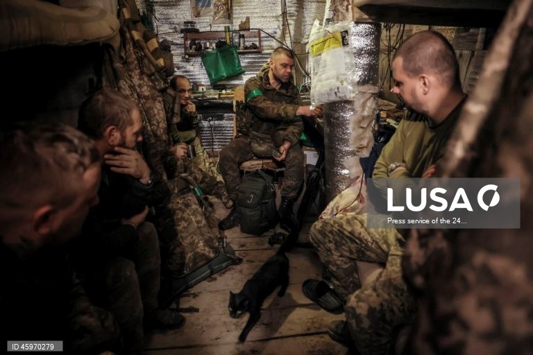 Militares da 24ª Brigada Mecanizada, batizada em homenagem ao rei Danylo, nas posições da linha de frente perto de Chasiv Yar, na Ucrânia. As tropas russas entraram no território ucraniano em 24 de fevereiro de 2022, dando início a um conflito que provocou destruição e uma crise humanitária.