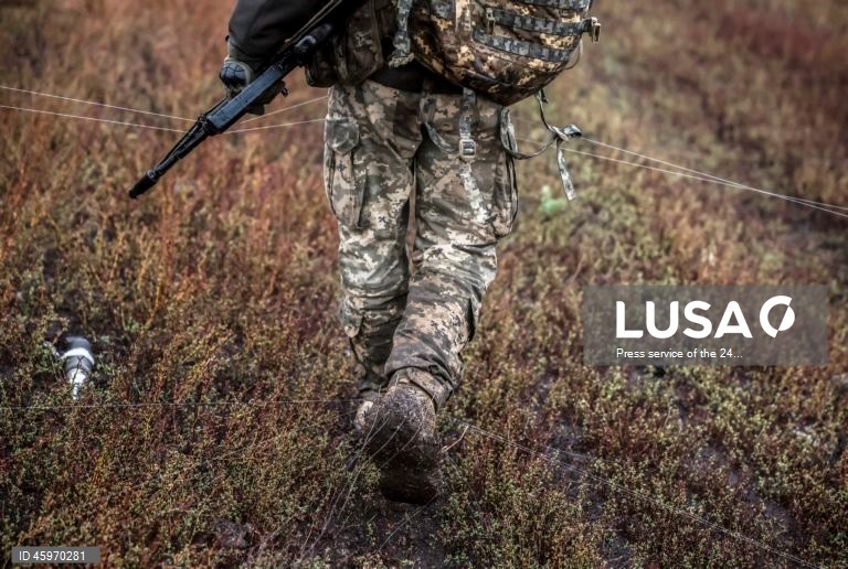Militares da 24ª Brigada Mecanizada, batizada em homenagem ao rei Danylo, nas posições da linha de frente perto de Chasiv Yar, na Ucrânia. As tropas russas entraram no território ucraniano em 24 de fevereiro de 2022, dando início a um conflito que provocou destruição e uma crise humanitária.