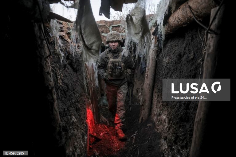 Militares da 24ª Brigada Mecanizada, batizada em homenagem ao rei Danylo, nas posições da linha de frente perto de Chasiv Yar, na Ucrânia. As tropas russas entraram no território ucraniano em 24 de fevereiro de 2022, dando início a um conflito que provocou destruição e uma crise humanitária.