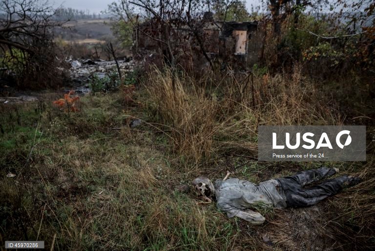Militares da 24ª Brigada Mecanizada, batizada em homenagem ao rei Danylo, nas posições da linha de frente perto de Chasiv Yar, na Ucrânia. As tropas russas entraram no território ucraniano em 24 de fevereiro de 2022, dando início a um conflito que provocou destruição e uma crise humanitária.