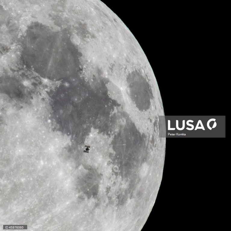 A Estação Espacial Internacional (ISS) em órbita da Terra é capturada em primeiro plano da Lua a partir de Szurdokpuspoki, norte da Hungria.