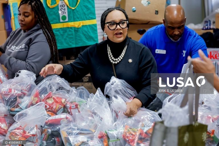 EUA: Distribuição gratuita de alimentos na YMCA durante o mais longo encerramento do governo