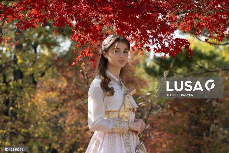 Coreia do Sul: Turistas vestidos com o tradicional "hanbok" tiram selfies no Palácio Gyeongbokgung, em Seul