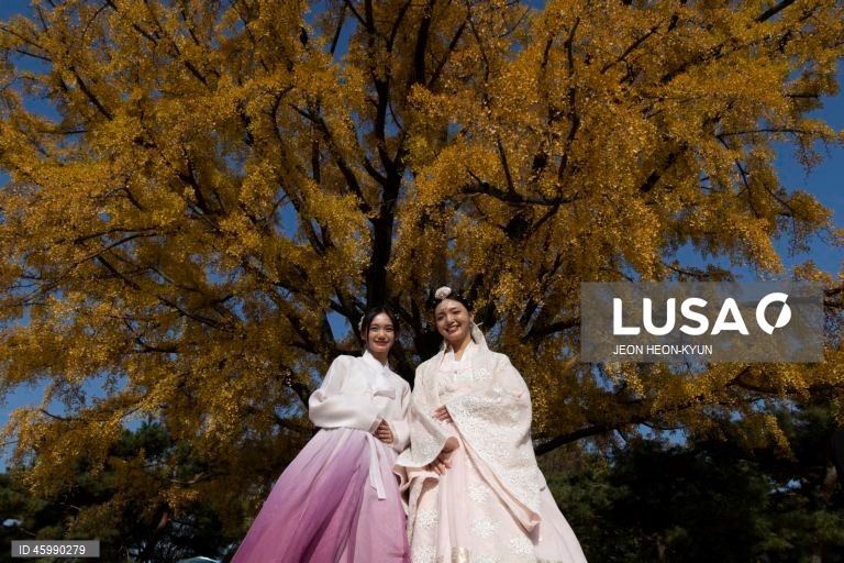 Coreia do Sul: Turistas vestidos com o tradicional "hanbok" tiram selfies no Palácio Gyeongbokgung, em Seul