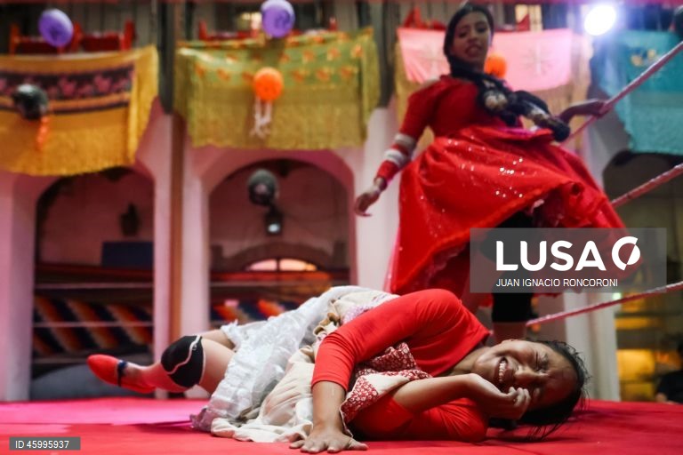 Bolívia: Tradicional luta entre mulheres em La Paz
