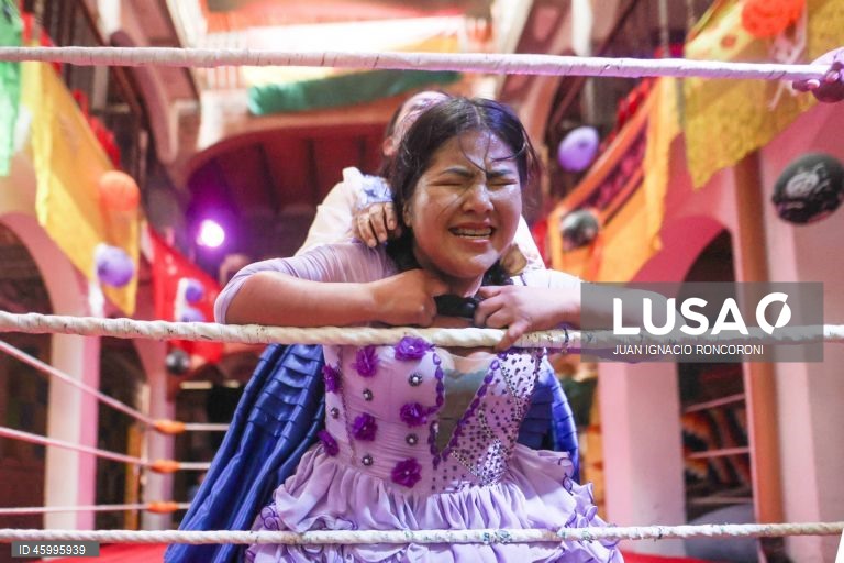 Bolívia: Tradicional luta entre mulheres em La Paz