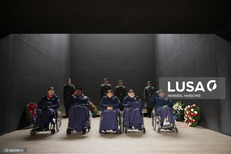 Veteranos norte-americanos da Segunda Guerra Mundial participam de cerimónia de colocação de coroas de flores no memorial das Forças Armadas alemãs em Berlim