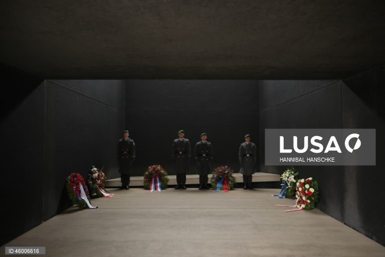 Veteranos norte-americanos da Segunda Guerra Mundial participam de cerimónia de colocação de coroas de flores no memorial das Forças Armadas alemãs em Berlim