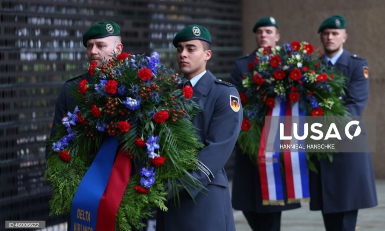 Veteranos norte-americanos da Segunda Guerra Mundial participam de cerimónia de colocação de coroas de flores no memorial das Forças Armadas alemãs em Berlim