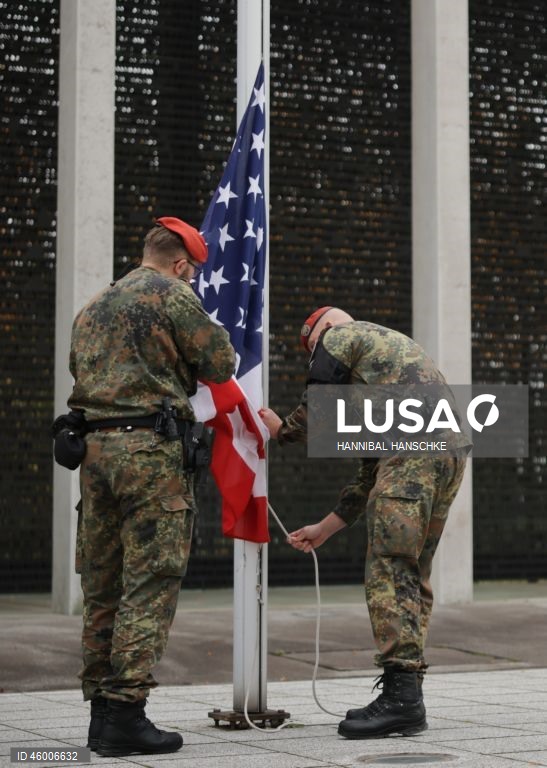 Veteranos norte-americanos da Segunda Guerra Mundial participam de cerimónia de colocação de coroas de flores no memorial das Forças Armadas alemãs em Berlim