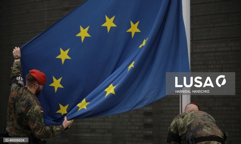 Veteranos norte-americanos da Segunda Guerra Mundial participam de cerimónia de colocação de coroas de flores no memorial das Forças Armadas alemãs em Berlim