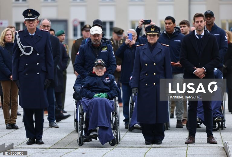 Veteranos norte-americanos da Segunda Guerra Mundial participam de cerimónia de colocação de coroas de flores no memorial das Forças Armadas alemãs em Berlim