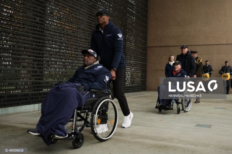 Veteranos norte-americanos da Segunda Guerra Mundial participam de cerimónia de colocação de coroas de flores no memorial das Forças Armadas alemãs em Berlim