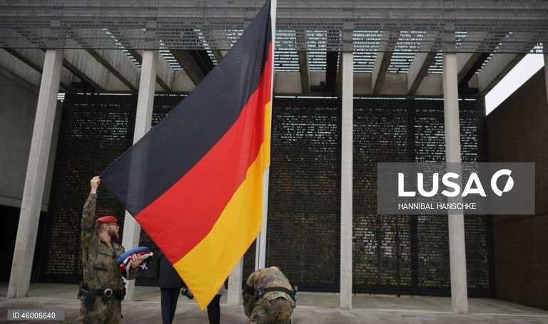 Veteranos norte-americanos da Segunda Guerra Mundial participam de cerimónia de colocação de coroas de flores no memorial das Forças Armadas alemãs em Berlim