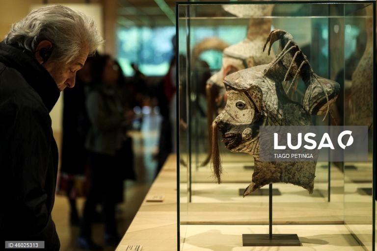 Visita guiada para a comunicação social à exposição “Complexo Brasil”, imaginada por José Miguel Wisnik, Milena Britto e Guilherme Wisnik, a exposição ocupa as duas galerias do Edifício Sede da Fundação Calouste Gulbenkian, propondo uma viagem singular pela diversidade e contrastes da cultura brasileira em Lisboa, 13 de novembro de 2025. TIAGO PETINGA/LUSA