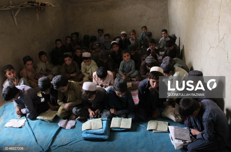 Afeganistão: Crianças aprendem a ler o Corão em Kandahar