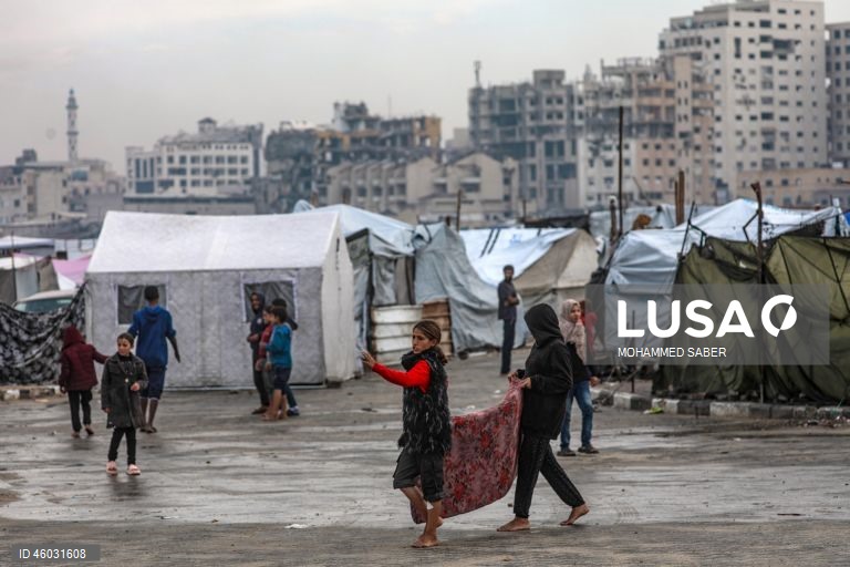 Palestina: Deslocados de Gaza preparam-se para o inverno em acampamentos improvisados