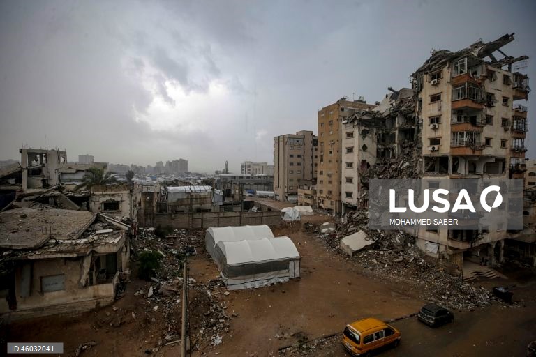 Palestina: Deslocados de Gaza preparam-se para o inverno em acampamentos improvisados