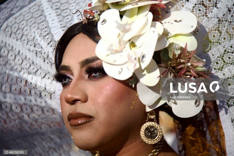 M;embros da comunidade Muxes participam na celebração do 50.º aniversário do seu festival em Juchitan, Oaxaca, México. Os Muxes são o terceiro género reconhecido na cultura zapoteca e vivem a sua identidade e sexualidade no Istmo de Tehuantepec. 