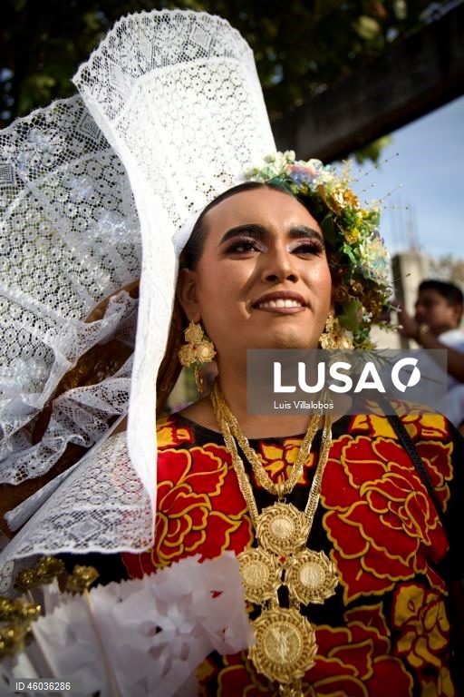 M;embros da comunidade Muxes participam na celebração do 50.º aniversário do seu festival em Juchitan, Oaxaca, México. Os Muxes são o terceiro género reconhecido na cultura zapoteca e vivem a sua identidade e sexualidade no Istmo de Tehuantepec. 