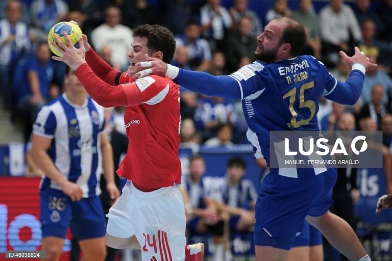O jogador do FC Porto, Daymaro Salina (D), disputa a bola com o jogador do Benfica, Labayen Izquierdo (E), durante o jogo da 11ª jornada da I Liga de Andebol, realizado no Pavilhão Dragão Caixa, no Porto, 15 de novembro de 2025. MANUEL FERNANDO ARAÚJO/LUSA
