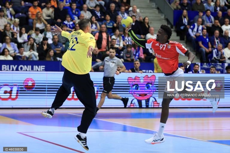 O jogador do FC Porto, Sebastian Abrahamsson (E), disputa a bola com o jogador do Benfica, Reinier Dranguet (D), durante o jogo da 11ª jornada da I Liga de Andebol, realizado no Pavilhão Dragão Caixa, no Porto, 15 de novembro de 2025. MANUEL FERNANDO ARAÚJO/LUSA
