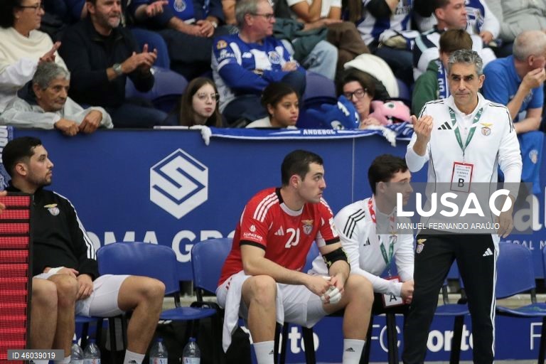 O treinador do Benfica, Jota González (D), durante o jogo da 11ª jornada da I Liga de Andebol contra o FC Porto, realizado no Pavilhão Dragão Caixa, no Porto, 15 de novembro de 2025. MANUEL FERNANDO ARAÚJO/LUSA
