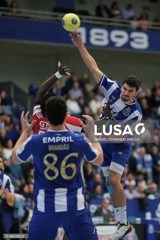 O jogador do FC Porto, Pol Rovira (D), disputa a bola com o jogador do Benfica, Alexis Borges (E), durante o jogo da 11ª jornada da I Liga de Andebol, realizado no Pavilhão Dragão Caixa, no Porto, 15 de novembro de 2025. MANUEL FERNANDO ARAÚJO/LUSA