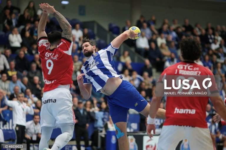 O jogador do FC Porto, Marcus Dahlin (D), disputa a bola com o jogador do Benfica, Pau Floreta (E), durante o jogo da 11ª jornada da I Liga de Andebol, realizado no Pavilhão Dragão Caixa, no Porto, 15 de novembro de 2025. MANUEL FERNANDO ARAÚJO/LUSA