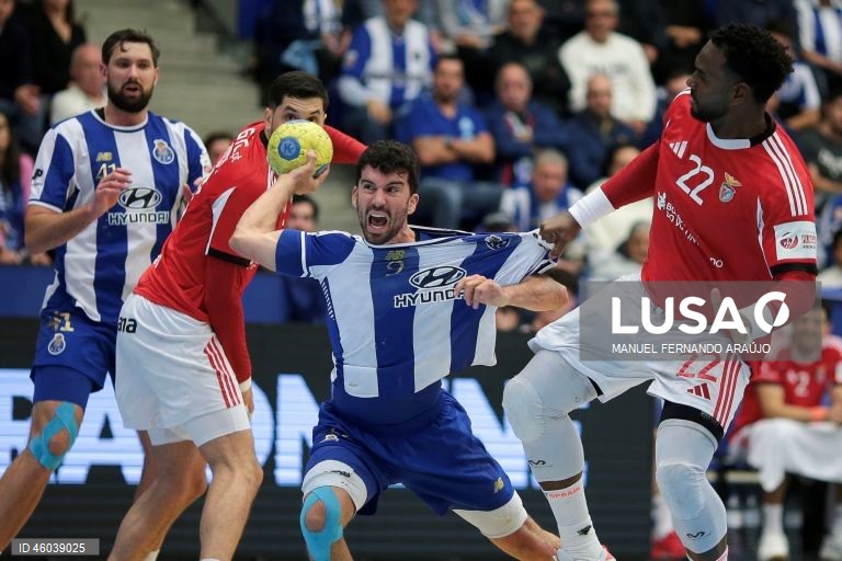 O jogador do FC Porto, Pol Rovira (C), disputa a bola com o jogador do Benfica, Alexis Borges (D), durante o jogo da 11ª jornada da I Liga de Andebol, realizado no Pavilhão Dragão Caixa, no Porto, 15 de novembro de 2025. MANUEL FERNANDO ARAÚJO/LUSA