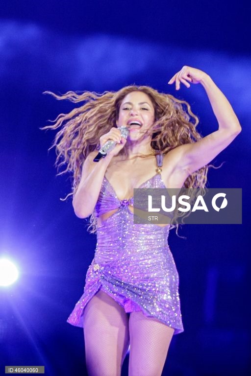 A cantora colombiana Shakira realiza um concerto da sua digressão mundial «Las mujeres ya no lloran» em Lima, Peru.