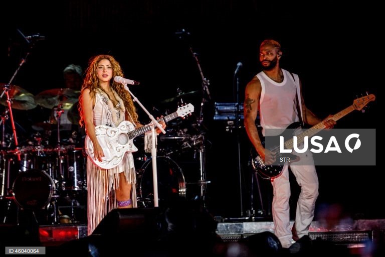 A cantora colombiana Shakira realiza um concerto da sua digressão mundial «Las mujeres ya no lloran» em Lima, Peru.