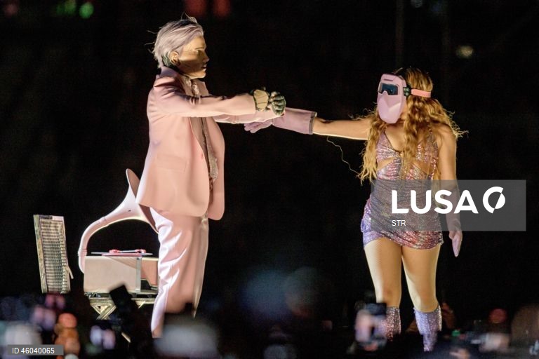 A cantora colombiana Shakira realiza um concerto da sua digressão mundial «Las mujeres ya no lloran» em Lima, Peru.