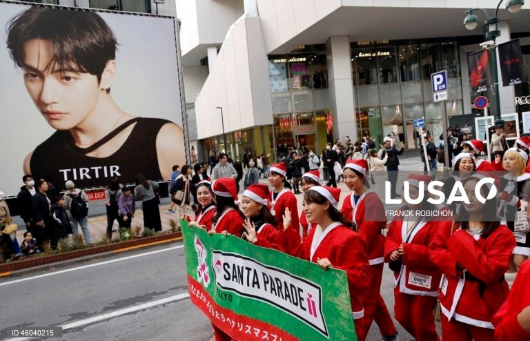 O «Desfile do Pai Natal» é uma tradição de inverno e um evento de caridade que leva a alegria do Natal às crianças que lutam contra doenças no Japão, entregando-lhes presentes. 