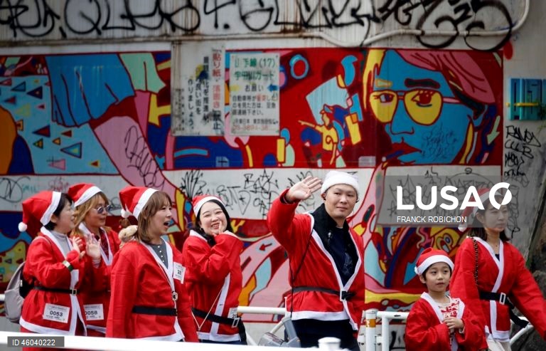 O «Desfile do Pai Natal» é uma tradição de inverno e um evento de caridade que leva a alegria do Natal às crianças que lutam contra doenças no Japão, entregando-lhes presentes. 
