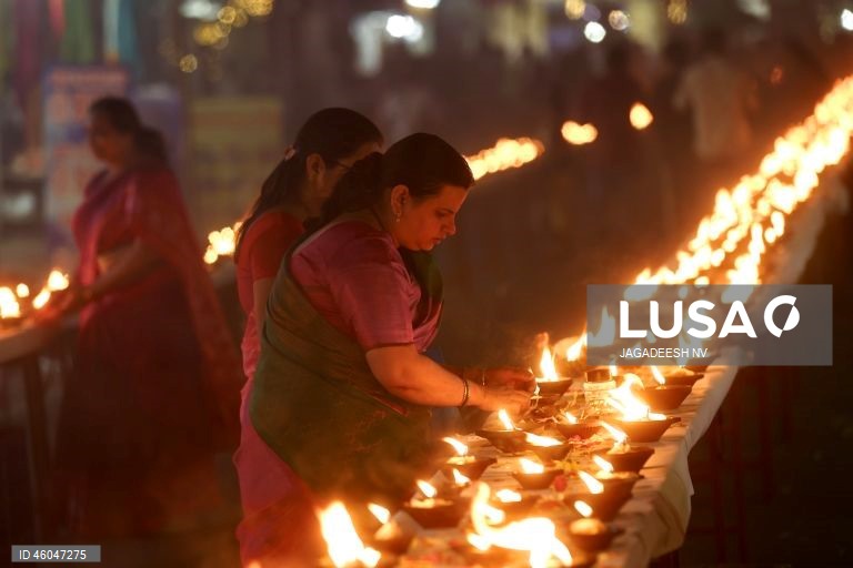 Índia: Cerimónia hindu em honra dos deuses Shiva e Vishnu