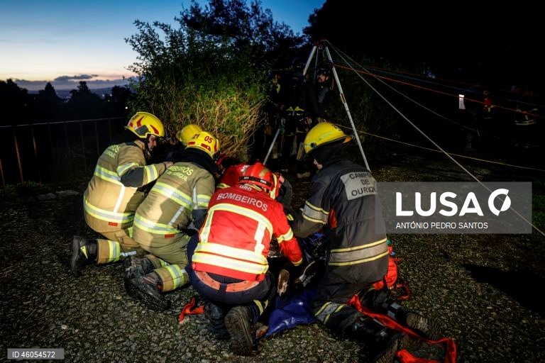 Bombeiros voluntários de Campo de Ourique durante o exercício nacional "Fénix", no âmbito do Apoio Militar de Emergência, no Parque Florestal de Monsanto, em Lisboa, 18 de novembro de 2025. O exercício decorreu na região de Lisboa, envolvendo mais de 300 operacionais e mais de 100 viaturas, com o objetivo de testar e validar a resposta coordenada do Sistema de Apoio Militar de Emergência do Exército às solicitações de apoio da Autoridade Nacional de Emergência e Proteção Civil (ANEPC), em...