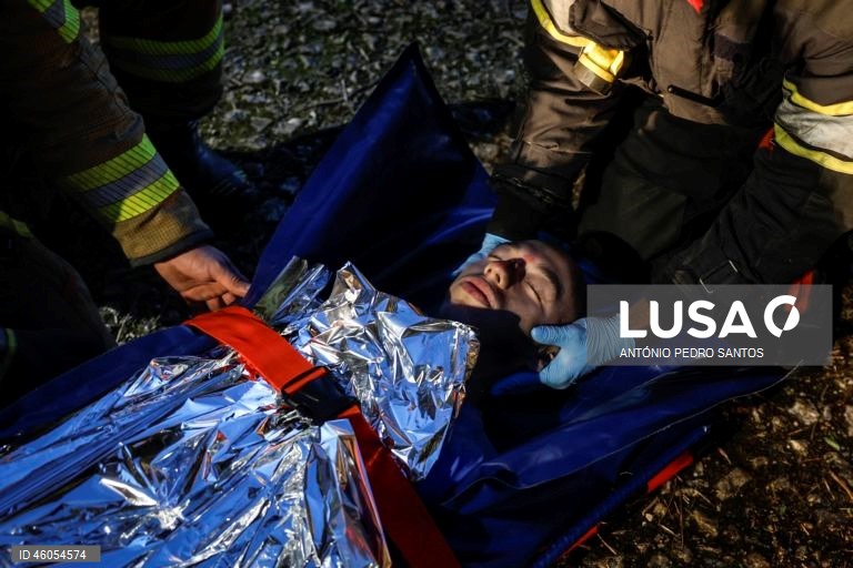 Bombeiros voluntários de Campo de Ourique durante o exercício nacional "Fénix", no âmbito do Apoio Militar de Emergência, no Parque Florestal de Monsanto, em Lisboa, 18 de novembro de 2025. O exercício decorreu na região de Lisboa, envolvendo mais de 300 operacionais e mais de 100 viaturas, com o objetivo de testar e validar a resposta coordenada do Sistema de Apoio Militar de Emergência do Exército às solicitações de apoio da Autoridade Nacional de Emergência e Proteção Civil (ANEPC), em...