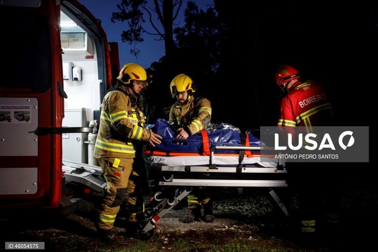 Bombeiros voluntários de Campo de Ourique durante o exercício nacional "Fénix", no âmbito do Apoio Militar de Emergência, no Parque Florestal de Monsanto, em Lisboa, 18 de novembro de 2025. O exercício decorreu na região de Lisboa, envolvendo mais de 300 operacionais e mais de 100 viaturas, com o objetivo de testar e validar a resposta coordenada do Sistema de Apoio Militar de Emergência do Exército às solicitações de apoio da Autoridade Nacional de Emergência e Proteção Civil (ANEPC), em...