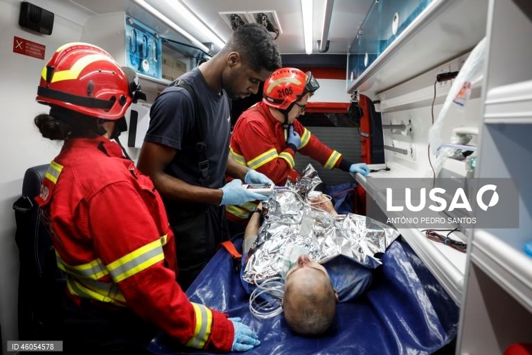 Bombeiros voluntários de Campo de Ourique durante o exercício nacional "Fénix", no âmbito do Apoio Militar de Emergência, no Parque Florestal de Monsanto, em Lisboa, 18 de novembro de 2025. O exercício decorreu na região de Lisboa, envolvendo mais de 300 operacionais e mais de 100 viaturas, com o objetivo de testar e validar a resposta coordenada do Sistema de Apoio Militar de Emergência do Exército às solicitações de apoio da Autoridade Nacional de Emergência e Proteção Civil (ANEPC), em...