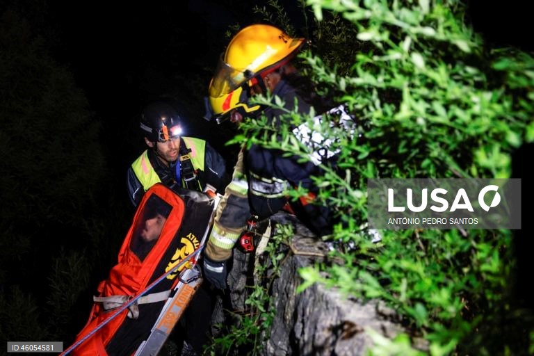 Bombeiros voluntários de Campo de Ourique durante o exercício nacional "Fénix", no âmbito do Apoio Militar de Emergência, no Parque Florestal de Monsanto, em Lisboa, 18 de novembro de 2025. O exercício decorreu na região de Lisboa, envolvendo mais de 300 operacionais e mais de 100 viaturas, com o objetivo de testar e validar a resposta coordenada do Sistema de Apoio Militar de Emergência do Exército às solicitações de apoio da Autoridade Nacional de Emergência e Proteção Civil (ANEPC), em...