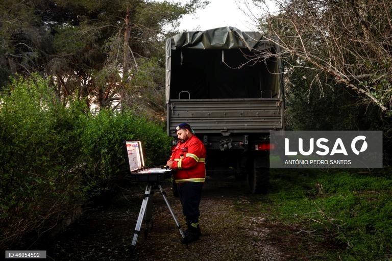 Um bombeiro voluntário de Campo de Ourique durante o exercício nacional "Fénix", no âmbito do Apoio Militar de Emergência, no Parque Florestal de Monsanto, em Lisboa, 18 de novembro de 2025. O exercício decorreu na região de Lisboa, envolvendo mais de 300 operacionais e mais de 100 viaturas, com o objetivo de testar e validar a resposta coordenada do Sistema de Apoio Militar de Emergência do Exército às solicitações de apoio da Autoridade Nacional de Emergência e Proteção Civil (ANEPC), em...