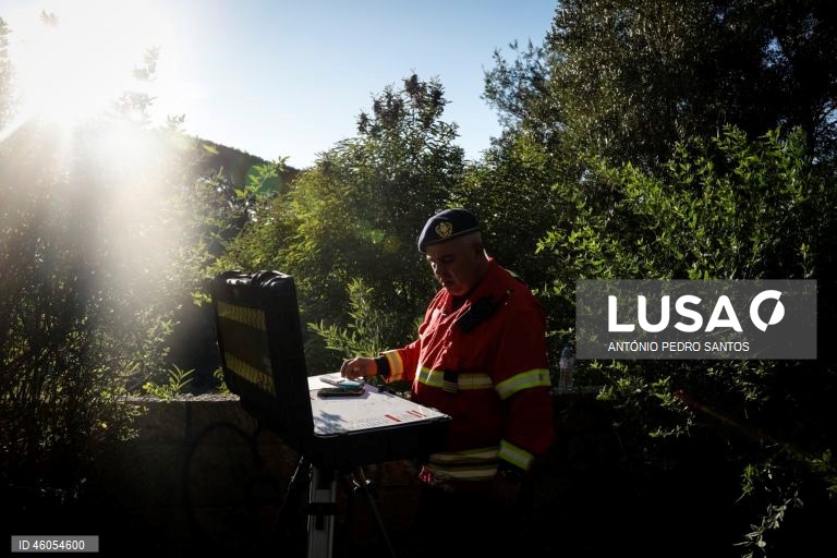 Um bombeiro voluntário de Campo de Ourique durante o exercício nacional "Fénix", no âmbito do Apoio Militar de Emergência, no Parque Florestal de Monsanto, em Lisboa, 18 de novembro de 2025. O exercício decorreu na região de Lisboa, envolvendo mais de 300 operacionais e mais de 100 viaturas, com o objetivo de testar e validar a resposta coordenada do Sistema de Apoio Militar de Emergência do Exército às solicitações de apoio da Autoridade Nacional de Emergência e Proteção Civil (ANEPC), em...