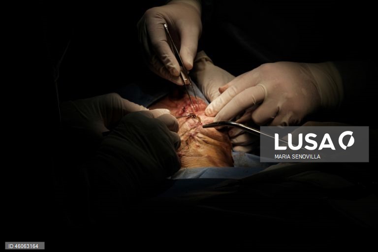 Cirurgiões norte-americanos realizam cirurgias reconstrutivas em soldados ucranianos feridos em Kiev.